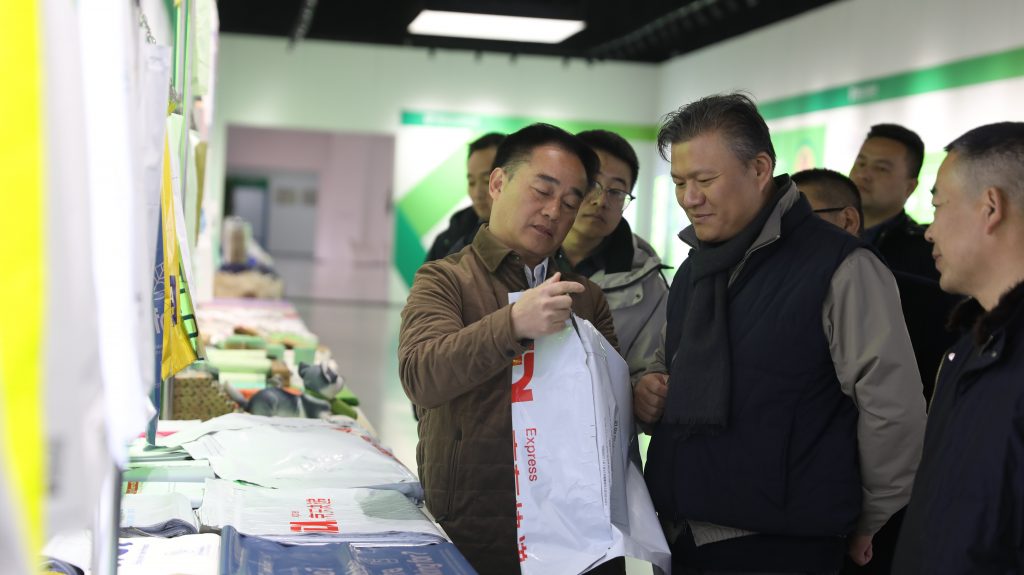 新疆新業(yè)能源化工有限公司副總經(jīng)理劉國(guó)亮、中科新材董事長(zhǎng) 張昊一行蒞臨河南特創(chuàng)生物考察